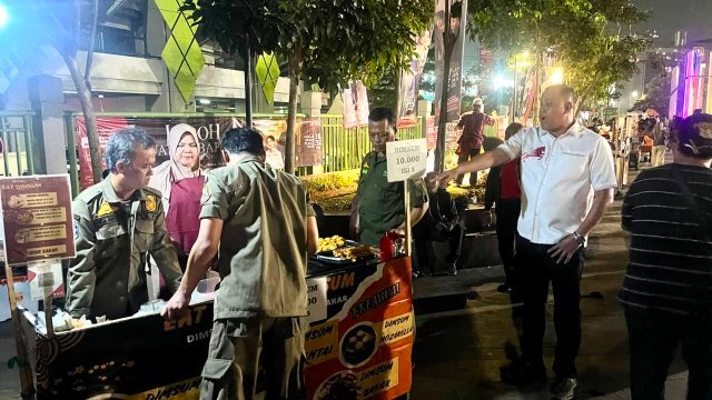Wali Kota Bekasi, Tri Adhianto menertibkan PKL di kawasan Plaza Patriot Candrabhga.(Foto: Hms Pemkot Bekasi)