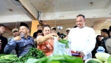 Wali Kota Bekasi Tri Adhianto meninjau langsung kondisi Pasar Baru Bekasi.(Foto: Hms Pemkot Bekasi)