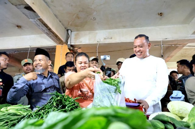 Wali Kota Bekasi Tri Adhianto meninjau langsung kondisi Pasar Baru Bekasi.(Foto: Hms Pemkot Bekasi)