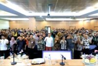 Wali Kota Bekasi foto bersama usai rapat koordinasi sinergitas pelaksanaan MBG bersama jajaran terkait di Aula Nonon Sonthanie, Jumat (28/8/2026).(Foto: Hms Pemkot Bekasi)