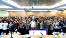 Wali Kota Bekasi foto bersama usai rapat koordinasi sinergitas pelaksanaan MBG bersama jajaran terkait di Aula Nonon Sonthanie, Jumat (28/8/2026).(Foto: Hms Pemkot Bekasi)