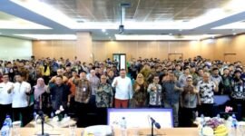 Wali Kota Bekasi foto bersama usai rapat koordinasi sinergitas pelaksanaan MBG bersama jajaran terkait di Aula Nonon Sonthanie, Jumat (28/8/2026).(Foto: Hms Pemkot Bekasi)