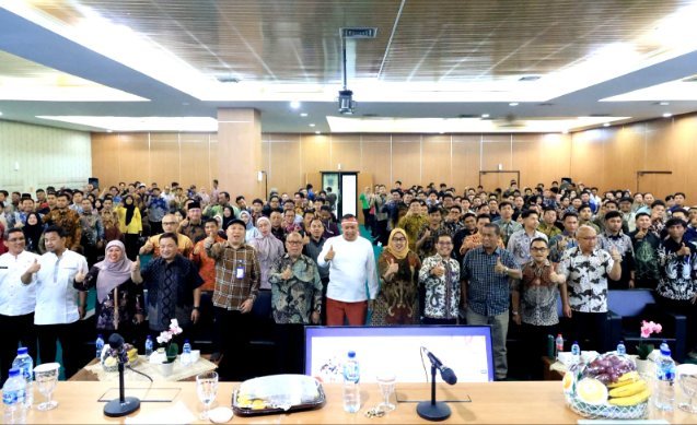 Wali Kota Bekasi foto bersama usai rapat koordinasi sinergitas pelaksanaan MBG bersama jajaran terkait di Aula Nonon Sonthanie, Jumat (28/8/2026).(Foto: Hms Pemkot Bekasi)