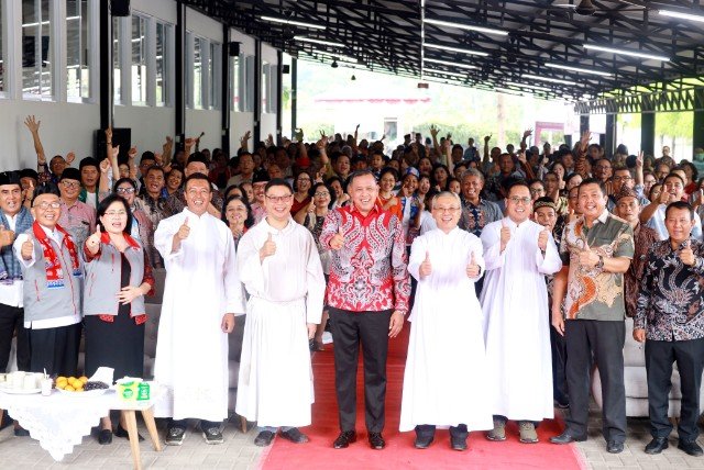 Tri Adhianto, saat menghadiri perayaan Hari Ulang Tahun (HUT) ke-4 Gereja Katolik Santo Stanislaus Kostka, Paroki Kranggan, Kecamatan Jatisampurna, Kota Bekasi.(Foto: Hms Pemkot Bekasi)