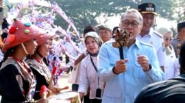 Zulhas didampingi Tri Adhianto secara resmi membuka Apel GEBRAK yang merupakan singkatan dari Gerakan Energi Bersih, Reduksi Sampah, Aksi Pilah, Kolaborasi Inovatif dalam rangka groundbreaking pembangunan PSEL Kota Bekasi.(Foto: Hms Pemkot Bekasi)