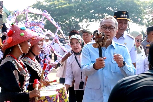 Zulhas didampingi Tri Adhianto secara resmi membuka Apel GEBRAK yang merupakan singkatan dari Gerakan Energi Bersih, Reduksi Sampah, Aksi Pilah, Kolaborasi Inovatif dalam rangka groundbreaking pembangunan PSEL Kota Bekasi.(Foto: Hms Pemkot Bekasi)