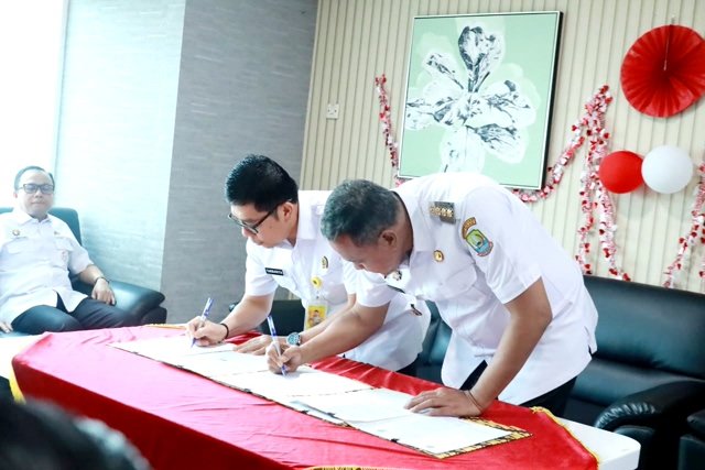 Penandatanganan Kesepakatan Bersama tentang Percepatan Pelaksanaan Penguatan Ekonomi Daerah Melalui Layanan Pertanahan dan Tata Ruang dilakukan oleh Wali Kota Bekasi, Tri Adhianto, bersama Kepala Kantor Pertanahan Kota Bekasi, Tarbarita Simorangkir.(Foto: Hms Pemkot Bekasi)