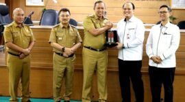 Wali Kota Bekasi, Tri Adhianto pada serah terima hibah rampasan negara untuk Pemkot Bekasi dihadiri Direktur Labuksi KPK RI, Mungki Hadipradikto, jajaran KPK dan Kemenkeu.(Foto: Hms Pemkot Bekasi)