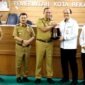 Wali Kota Bekasi, Tri Adhianto pada serah terima hibah rampasan negara untuk Pemkot Bekasi dihadiri Direktur Labuksi KPK RI, Mungki Hadipradikto, jajaran KPK dan Kemenkeu.(Foto: Hms Pemkot Bekasi)