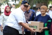 Dinsos Kota Bekasi saat Pendistribusian Permakanan untuk penerima manfaat, pada Apel Gabungan Tingkat Kecamatan Bekasi Timur.(Foto: Hms Pemkot Bekasi)