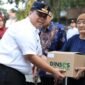 Dinsos Kota Bekasi saat Pendistribusian Permakanan untuk penerima manfaat, pada Apel Gabungan Tingkat Kecamatan Bekasi Timur.(Foto: Hms Pemkot Bekasi)