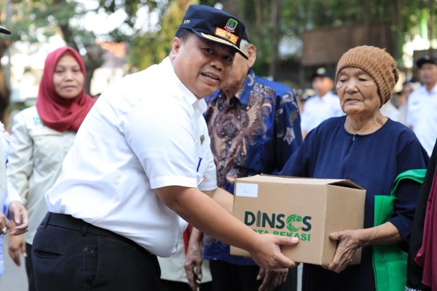 Dinsos Kota Bekasi saat Pendistribusian Permakanan untuk penerima manfaat, pada Apel Gabungan Tingkat Kecamatan Bekasi Timur.(Foto: Hms Pemkot Bekasi)