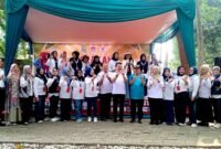 Foto bersama Wakil Walikota Haris Bobihoe, jajaran Pemkot Bekasi, Ketua dan pengurus GOW Kota Bekasi pada acara Gerakan Ekonomi UMKM di Taman Kota Alun-alun Kota Bekasi (Foto: Doc Redaksi)