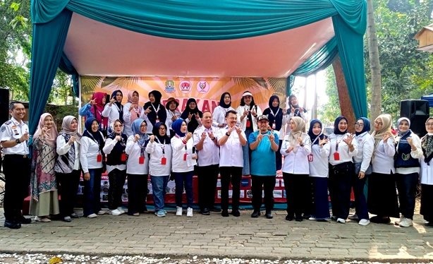Foto bersama Wakil Walikota Haris Bobihoe, jajaran Pemkot Bekasi, Ketua dan pengurus GOW Kota Bekasi pada acara Gerakan Ekonomi UMKM di Taman Kota Alun-alun Kota Bekasi (Foto: Doc Redaksi)