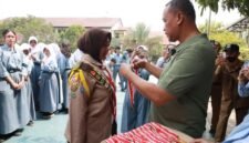 Wali Kota Bekasi Tri Adhianto menyerahkan secara simbolis penganugerahan dan tanda penghargaan Pramuka Garuda kepada 277 siswa dari tingkat SD, SMP, hingga SMA/SMK, Selasa (1/9/2026).(Foto: Hms Pemkot Bekasi)