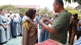 Wali Kota Bekasi Tri Adhianto menyerahkan secara simbolis penganugerahan dan tanda penghargaan Pramuka Garuda kepada 277 siswa dari tingkat SD, SMP, hingga SMA/SMK, Selasa (1/9/2026).(Foto: Hms Pemkot Bekasi)
