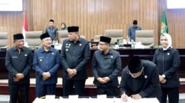 Wali Kota Bekasi Tri Adhianto diapit Wakil Walikota Haris Bobihoe dan Ketua DPRD, Sardi pada penandatangan Perubahan Nota KUA PPAS.(Foto: Hms Pemkot Bekasi)