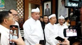 Gubernur Jabar KDM didampingi Tri Adhianto memberikan keterangan kepada awak media.(Foto: Hms Pemkot Bekasi)