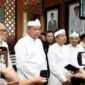 Gubernur Jabar KDM didampingi Tri Adhianto memberikan keterangan kepada awak media.(Foto: Hms Pemkot Bekasi)