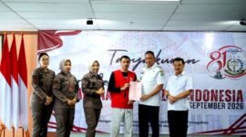 Kajari Kota Bekasi dan Wali Kota pada penyerahan Penetapan Perwalian Anak dan Penyerahan SKP2 (Penghentian Perkara Melalui Keadilan Restoratif), di Kantor Kejaksaan Negeri Kota Bekasi, Rabu (2/9/2026).(Foto: Hms Pemkot Bekasi)