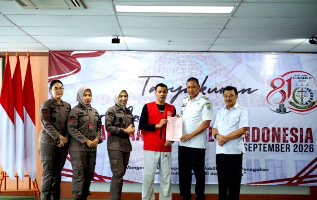 Kajari Kota Bekasi dan Wali Kota pada penyerahan Penetapan Perwalian Anak dan Penyerahan SKP2 (Penghentian Perkara Melalui Keadilan Restoratif), di Kantor Kejaksaan Negeri Kota Bekasi, Rabu (2/9/2026).(Foto: Hms Pemkot Bekasi)