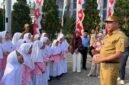 Wali Kota Bekasi Tri Adhianto memberikan apresiasi kepada Alnine Choir dari SDIA Al-Azhar 2 Kemang Pratama peraih Gold Medal dalam ajang Malaysia Choral Esteddfod (MCE) tingkat internasional.(Foto Hms Pemkot Bekasi)