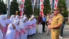 Wali Kota Bekasi Tri Adhianto memberikan apresiasi kepada Alnine Choir dari SDIA Al-Azhar 2 Kemang Pratama peraih Gold Medal dalam ajang Malaysia Choral Esteddfod (MCE) tingkat internasional.(Foto Hms Pemkot Bekasi)