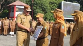 Wali Kota Bekasi Tri Adhianto menyerahkan penghargaan dari BKN Kantor Regional III, kepada BKPSDM saat pelaksanaan apel pagi, Senin (14/9/2026).(Foto: Hms Pemkot Bekasi)
