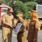 Wali Kota Bekasi Tri Adhianto menyerahkan penghargaan dari BKN Kantor Regional III, kepada BKPSDM saat pelaksanaan apel pagi, Senin (14/9/2026).(Foto: Hms Pemkot Bekasi)
