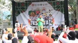 Wali Kota Bekasi Tri Adhianto memberikan sambutan pada acara Festival Bekasi Barat, Sabtu (12/9/2026).(Foto Hms Pemkot Bekasi).