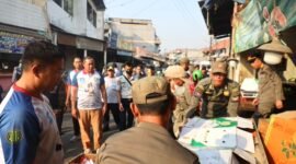 Wali Kota Bekasi, Tri Adhianto melakukan pemantauan langsung kondisi Jalan M. Yamin Pasar Baru Bekasi, Selasa (15/9/2026).(Foto Hms Pemkot Bekasi)