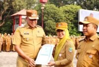 Disela-sela apel pagi, Wali Kota Bekasi Tri Adhianto mengapresiasi keberhasilan Kota Bekasi meraih penghargaan dalam lima kategori di tingkat Provinsi Jawa Barat.(Foto Hms Pemkot Bekasi) 