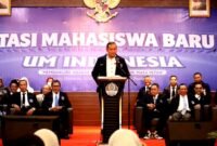 Wali Kota Bekasi Tri Adhianto saat memberikan pengarahan dalam kegiatan orientasi mahasiswa baru UM Indonesia.(Foto: Hms Pemkot Bekasi)
