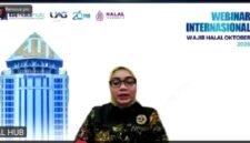 Wiwiek Hargono memberikan sambutan dalam kegiatan Webinar Internasional Wajib Halal Oktober 2026 yang mengangkat tema “Strategi Pelaku Usaha Membangun Keunggulan Bisnis Melalui Sertifikasi Halal”, Selasa (1/9/2026).(Foto: Hms Pemkot Bekasi)