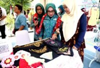 Ketua TP PKK Kota Bekasi Wiwiek Hargono Tri Adhianto 
didampingi Wakil Ketua TP PKK Kota Bekasi, serta tim penilai TP PKK Pusat saat kunjungan di Kelurahan Pengasinan, Rawalumbu.(Foto: Hms Pemkot Bekasi)