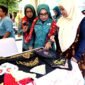 Ketua TP PKK Kota Bekasi Wiwiek Hargono Tri Adhianto 
didampingi Wakil Ketua TP PKK Kota Bekasi, serta tim penilai TP PKK Pusat saat kunjungan di Kelurahan Pengasinan, Rawalumbu.(Foto: Hms Pemkot Bekasi)