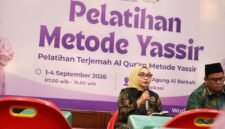 Ketua TP PKK Kota Bekasi sekaligus Ketua Majelis Taklim Nurul Fathia, Wiwiek Hargono Tri Adhianto, membuka kegiatan Pelatihan Terjemah Al-Qur’an Metode Yatsir di Masjid Agung Al Barkah, Kota Bekasi, Selasa (1/9/2026).(Foto: Hms Pemkot Bekasi)