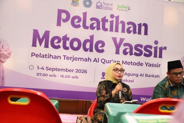 Ketua TP PKK Kota Bekasi sekaligus Ketua Majelis Taklim Nurul Fathia, Wiwiek Hargono Tri Adhianto, membuka kegiatan Pelatihan Terjemah Al-Qur’an Metode Yatsir di Masjid Agung Al Barkah, Kota Bekasi, Selasa (1/9/2026).(Foto: Hms Pemkot Bekasi)