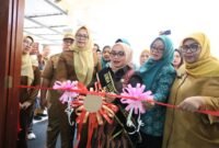Bunda Literasi Kota Bekasi, Wiwiek Hargono Tri Adhianto, meresmikan tiga perpustakaan mini di Kota Bekasi pada Senin (14/9/2026).(Foto: Hms Pemkot Bekasi)