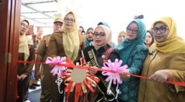 Bunda Literasi Kota Bekasi, Wiwiek Hargono Tri Adhianto, meresmikan tiga perpustakaan mini di Kota Bekasi pada Senin (14/9/2026).(Foto: Hms Pemkot Bekasi)