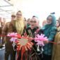 Bunda Literasi Kota Bekasi, Wiwiek Hargono Tri Adhianto, meresmikan tiga perpustakaan mini di Kota Bekasi pada Senin (14/9/2026).(Foto: Hms Pemkot Bekasi)