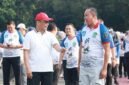 Kepala BKN Prof Sudan Arif Fakrulloh bersama Wali Kota Bekasi Tri Adhianto disela-sela kegiatan senam bersama jajaran Pemerintah Kota Bekasi, Selasa (1/9/2026).(Foto: Hms Pemkot Bekasi)