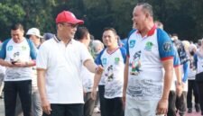 Kepala BKN Prof Sudan Arif Fakrulloh bersama Wali Kota Bekasi Tri Adhianto disela-sela kegiatan senam bersama jajaran Pemerintah Kota Bekasi, Selasa (1/9/2026).(Foto: Hms Pemkot Bekasi)