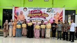 Para pemenang Lomba Menyanyi Solo Antar Dinas/Instansi menyambut HUT  DWP Tingkat Kota Bekasi:(Foto: Hms Pemkot Bekasi)