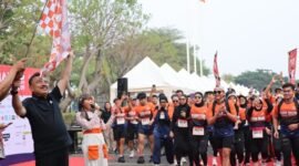 Wakil Wali Kota Bekasi Abdul Harris Bobihoe melepas peserta Charity 7K Fun Run pada gelaran Harris Share The Miles 2026, di Harris Convention Hall, Summarecon Bekasi.(Foto: Hms Pemkot Bekasi)