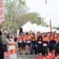 Wakil Wali Kota Bekasi Abdul Harris Bobihoe melepas peserta Charity 7K Fun Run pada gelaran Harris Share The Miles 2026, di Harris Convention Hall, Summarecon Bekasi.(Foto: Hms Pemkot Bekasi)