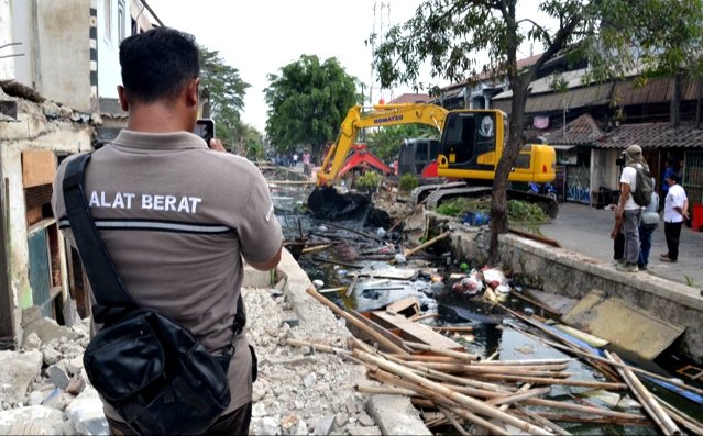 Pemkot Bekasi penertiban bangli yang disepanjang daerah aliran sungai milik PT. PJT II Kementerian Pekerjaan Umum di Jl. Tanah Apit RT 001, RT 002, RT 003, RT 005, RT 006 dan RW 009 Medansatria.(Foto: Hms Pemkot Bekasi)
