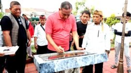 Wali Kota Bekasi Tri Adhianto menandatangani prasasti tanda diresmikannya Taman Rinjani di RW 07, Kelurahan Harapan Jaya, Kecamatan Bekasi Utara, Sabtu (10/10/2026).(Foto Hms Pemkot Bekasi)