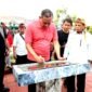 Wali Kota Bekasi Tri Adhianto menandatangani prasasti tanda diresmikannya Taman Rinjani di RW 07, Kelurahan Harapan Jaya, Kecamatan Bekasi Utara, Sabtu (10/10/2026).(Foto Hms Pemkot Bekasi)