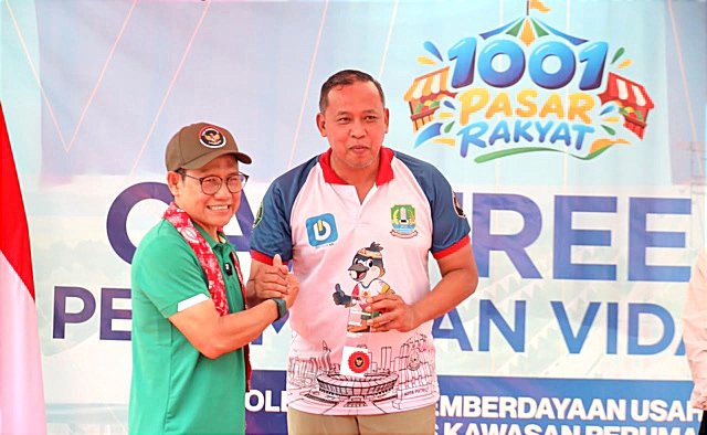 Menko PM Muhaimin Iskandar didampingi Wali Kota Bekasi Tri Adhianto meninjau langsung aktivitas Car Free Day, pasar rakyat, koperasi, dan UMKM di kawasan Vida Bekasi, Minggu (4/10/2026).(Foto Hms Pemkot Bekasi)